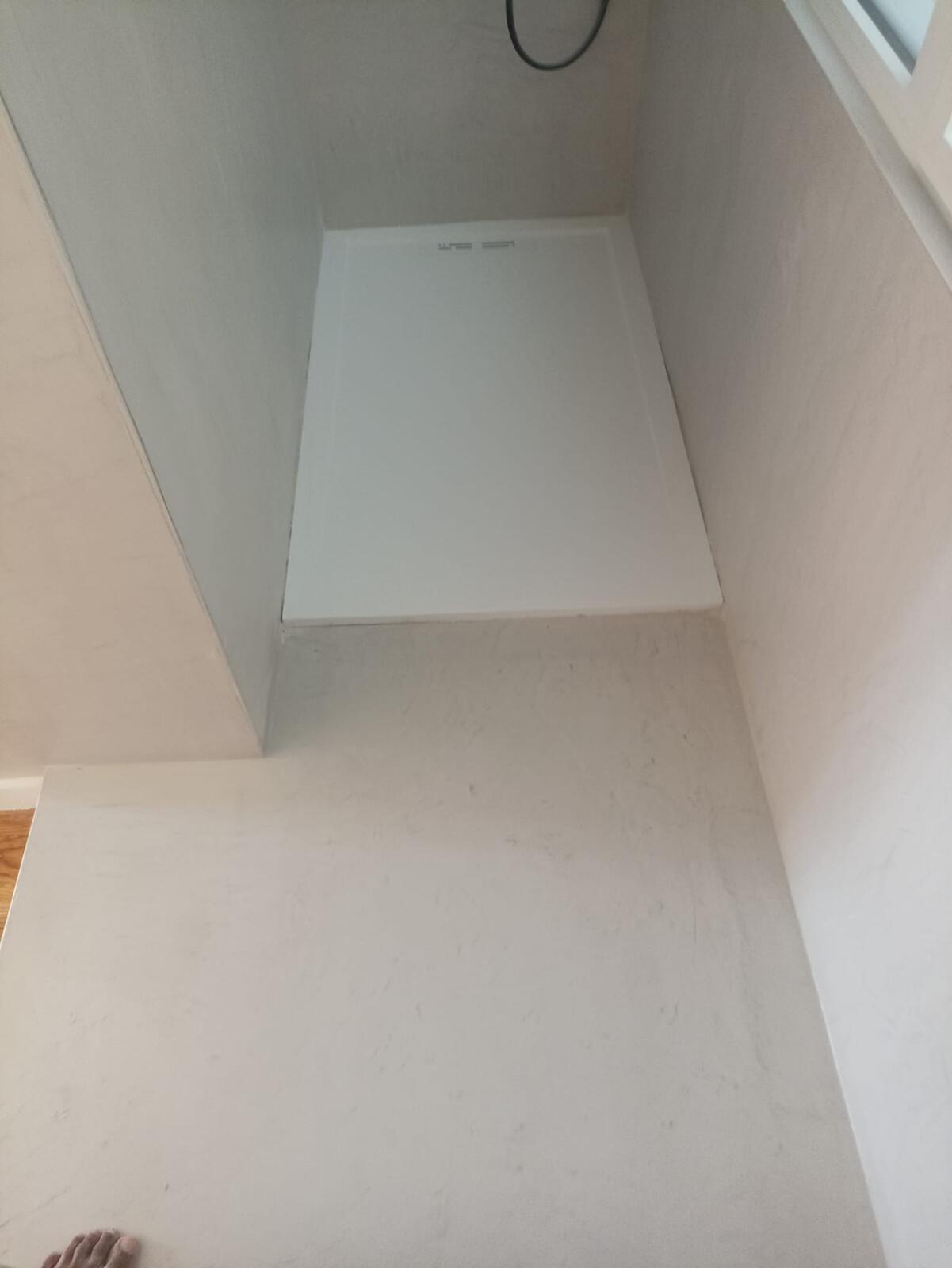 Divisão de apartamento remodelado pela RJ Vertical, paredes brancas e soalho
