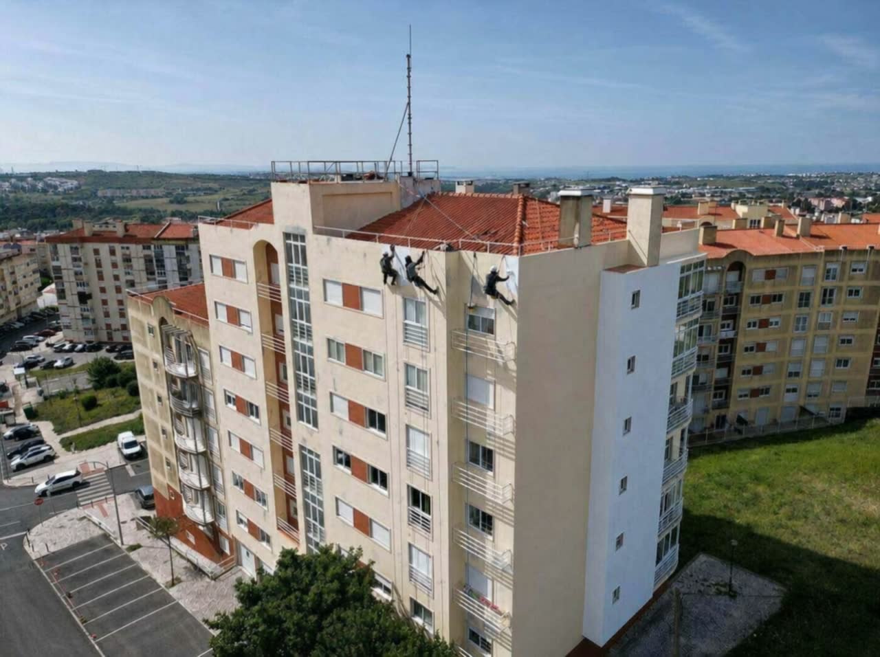 Técnicos da RJ Vertical em acesso por corda na fachada de um prédio
